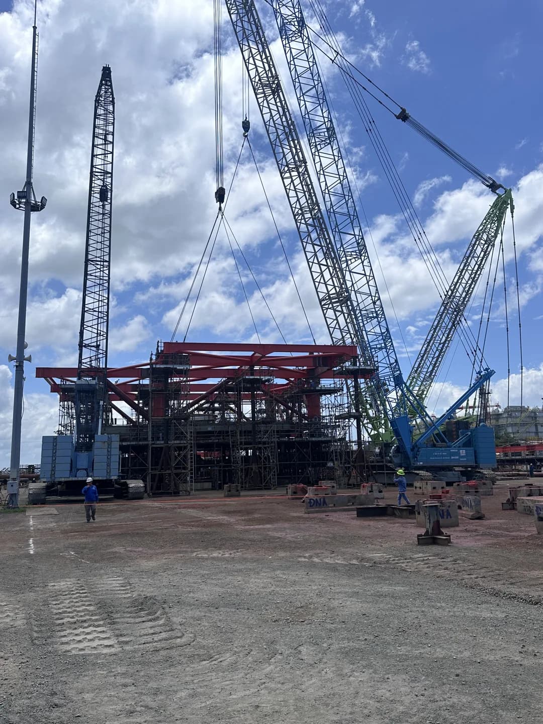 Lắp dựng kết cấu tại công trường Stack On-deck